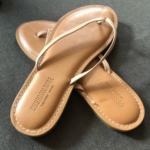 NWOT Cushionaire tan women’s flip flops